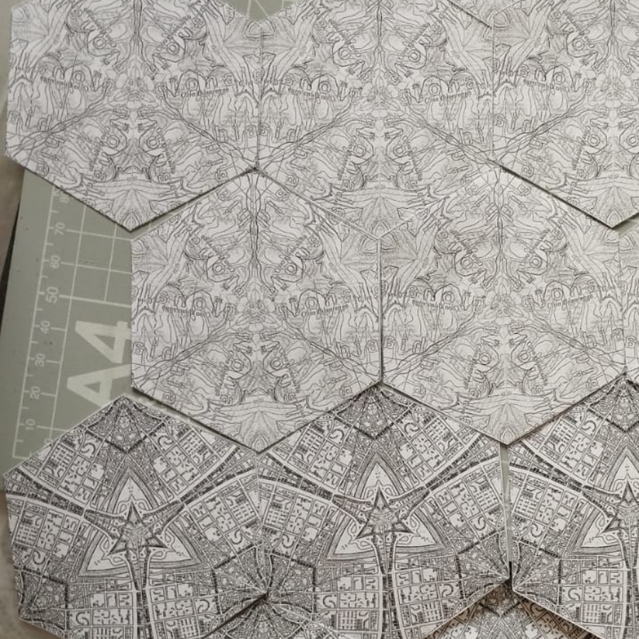 Più esagoni indipendenti, ciascuno con un motivo di mappa geografica intrecciato in bianco e nero, accostati tra loro per verificare come i disegni si combinano al bordo.